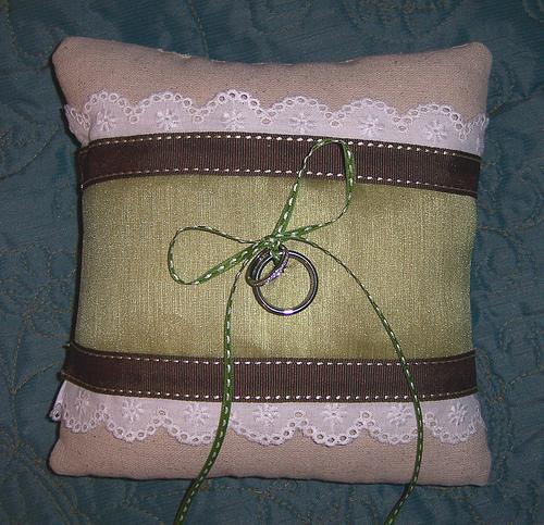 budget-wedding-ring-pillow